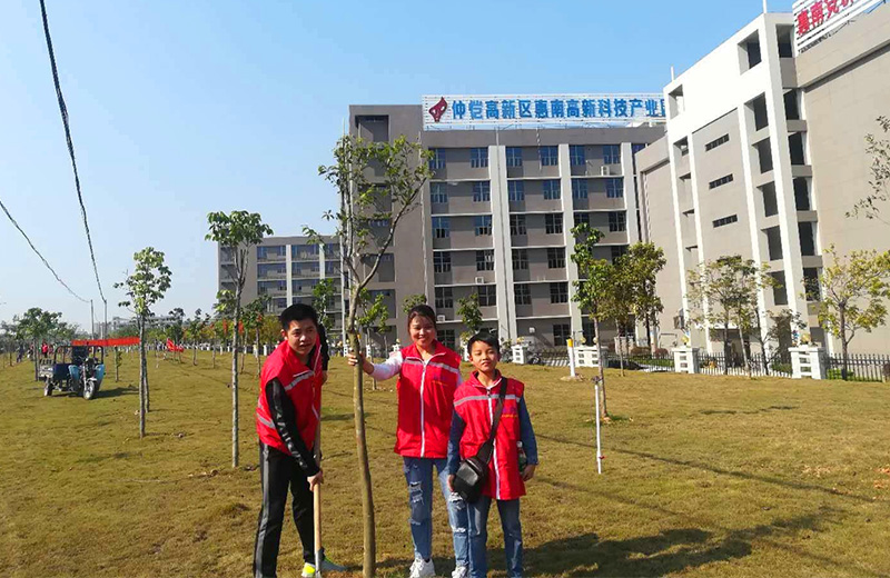 6686体育首页志愿者在植树现场