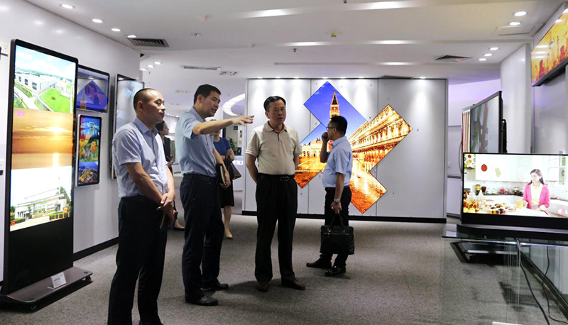 九江开发区管委会叶心林主任一行参观6686体育首页公司产品展台
